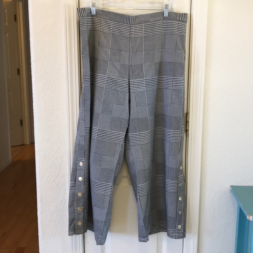 Wide leg cropped pants with gold button detail! XL